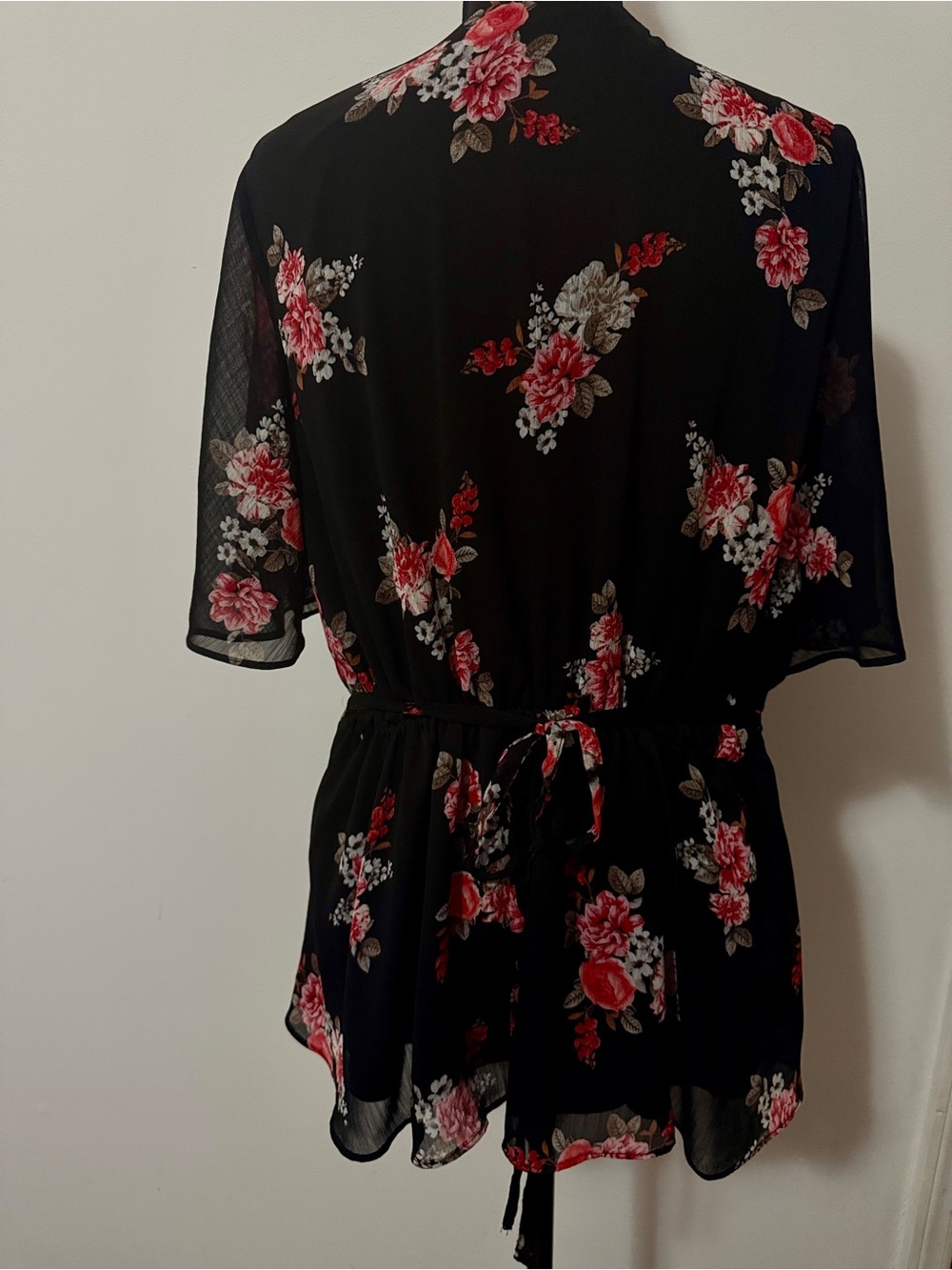 City Chic Women’s Short Sleeve Black Floral Wrap Blouse-size 12 - Picture 4 of 6
